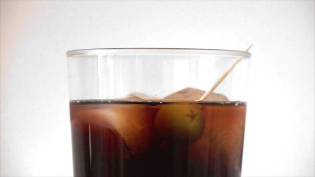 Vaso de vermut rojo girando sobre su mismo eje. Aperitivo tradicional espa&ntilde;ol y catal&aacute;n