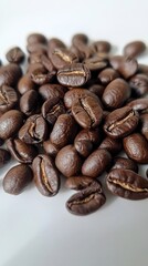 Obraz premium Close-up of Roasted Coffee Beans. A Rich and Aromatic Pile of Coffee Beans Ready to Brew. Perfect for a Morning Coffee Enthusiast.