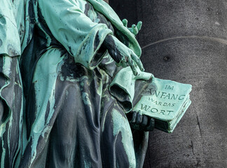 Figuren und Skulpturen an der Fassade des Berliner Dom, Berlin, Deutschland © spuno