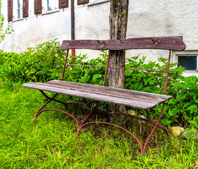 Fototapeta premium verfallene Holzbank im Garten, Bayern, Deutschland