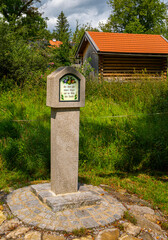 moderne Betonsäule mit Sinnspruch, Wanderweg am Staffelsee, Seeshausen, Bayern, Deutschland