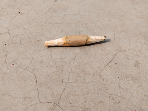 Gilli Danda is also known as Billarda, B&ograve;lit, Pati-kubra, Lippa,ḍāṅguli khelā and Klipa in Spain, Catalonia, Philippines, Italy ,Bangladesh and Poland.