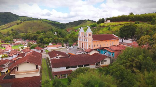 parallax of a church with the mountains at the back in the countryside of Sao Paulo state in a city called Monteiro Lobato