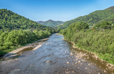 The mountain river carries the melt water of the mountains.