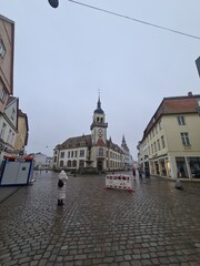 die wunderschöne Altstadt in Güstrow, Mecklenburg - Vorpommern - mit atmosphärischem Dezemberhimmel