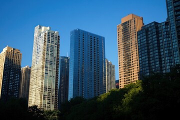 Obraz premium Modern Skyscraper Under Blue Sky
