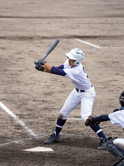 空振りをして悔しい表情の左打者（高校野球）