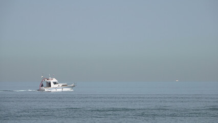 Bateau de plaisance et de pêche le long de la côte