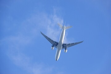 Un avion de ligne se prépare à atterrir 