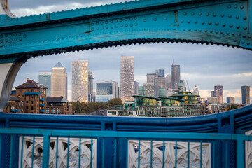 Biurowce w Londynie widziane z Tower Bridge, Londyn, Wielka Brytania. © Majkol
