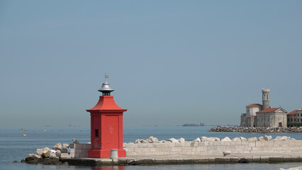 Phare rouge du port de Piran en Slovénie