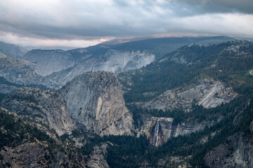 Naklejka premium View across the Sierra Nevada mountains, from Glacier Point, Yosemite National Park, at sunset.