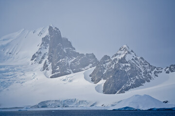 Obraz premium snow and ice covered mountains in the antarctic