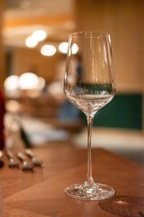 Empty wine glass on the table, with blur background in the restaurant