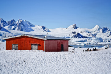 refuge hut in the antarctic