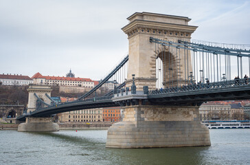 Obraz premium Széchenyi Chain Bridge (Hungarian: Széchenyi lánchíd) over the Danube river in Budapest, capital of Hungary.