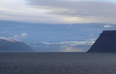 côte nord de l'Islande, falaise et plateau enneigé avec villages colorés