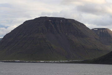 côte nord de l'Islande, falaise et plateau enneigé avec villages colorés