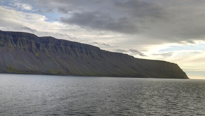 côte nord de l'Islande, falaise et plateau enneigé avec villages colorés