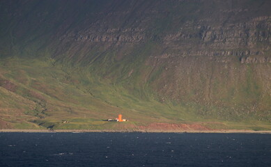 côte nord de l'Islande, falaise et plateau enneigé avec villages colorés