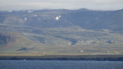 côte nord de l'Islande, falaise et plateau enneigé avec villages colorés
