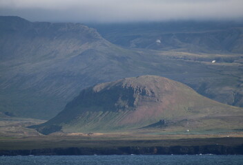 côte nord de l'Islande, falaise et plateau enneigé avec villages colorés