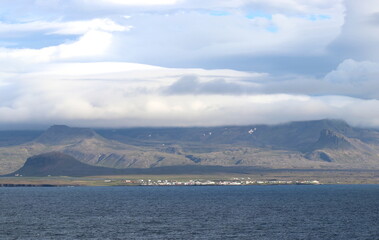 côte nord de l'Islande, falaise et plateau enneigé avec villages colorés