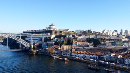 Fototapeta premium Porto: Encanto da Ribeira com o Rio Douro e Barcos Tradicionais