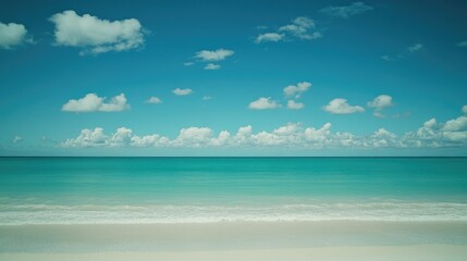 Obraz premium A serene view of the ocean from a sunny beach