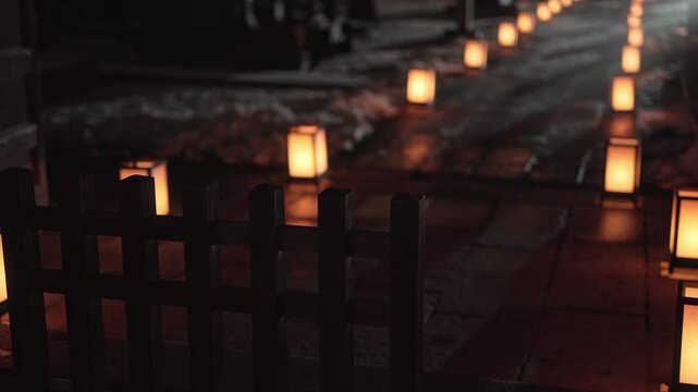 夜のお寺の参道を照らすたくさんの灯籠
