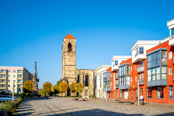 Ruine, St. Nikolaikirche und Roland, Markt, Zerbst, Anhalt, Deutschland 