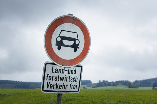 Verkehrszeichen verbietet Durchfahrt f&uuml;r PKW