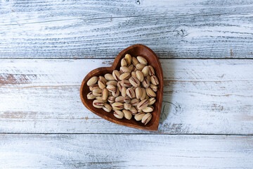 木製の皿にのせたピスタチオ