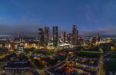 Obraz premium The full nightscape of Manchester reveals a vibrant glow from city lights, illustrating the energetic pulse of urban life in this beautiful metropolis.
