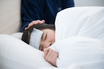 子供の風邪を看病する母親のイメージ