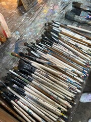 Obraz premium A seemingly ordinary arrangement of paintbrushes of various sizes and shapes reveals a world of creativity and artistry.