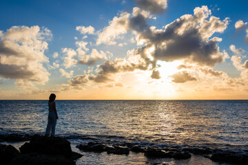 来間島の長間浜で見た、夕焼け空を眺める女性のシルエット