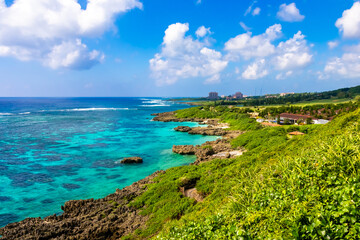 宮古島のイムギャーマリンガーデン展望台から見た、海岸線に広がる青空と海