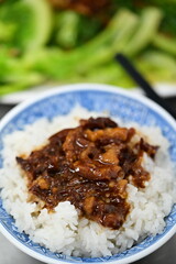 The savory braised pork rice combines tender pork with a flavorful soy-based sauce. This dish is complemented by the light, refreshing taste of blanched vegetables, balancing richness and freshness.