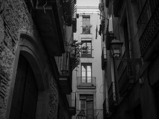 Naklejka premium Barcelona Street in black and white in the old town 