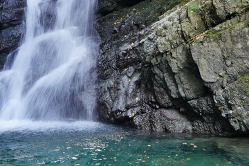 Naklejka premium 滝と岩