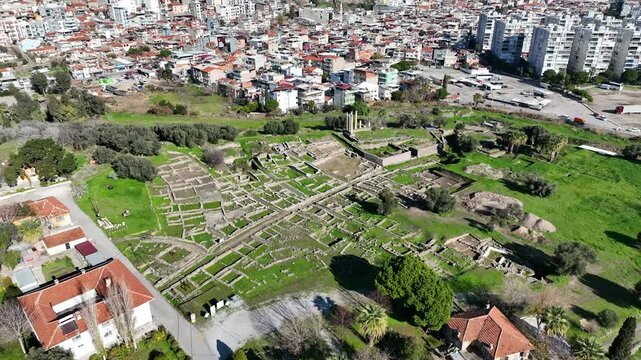 Smyrna Bayraklı Mound - Old Smyrna - Old Smyrna Bayraklı Ruins is considered one of the oldest settlements in Izmir and has a history dating back to 3,000 BC.
