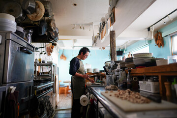 飲食店の男性スタッフ