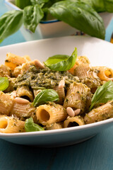 Pasta con pesto alla genovese, ricetta mediterranea, cibo italiano 