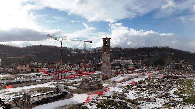 La ricostruzione di Amatrice nel 2025, dopo il terremoto del centro Italia.
Vista panoramica del centro di Amatrice con la neve durante la ricostruzione dopo il terremoto.