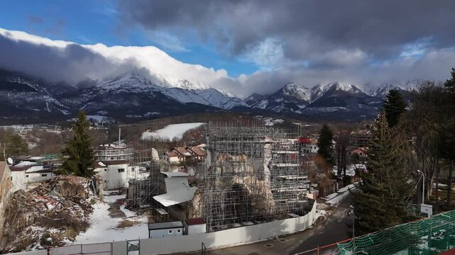 La ricostruzione di Amatrice nel 2025, dopo il terremoto del centro Italia.
Vista panoramica del centro di Amatrice con la neve durante la ricostruzione dopo il terremoto.