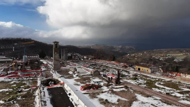 La ricostruzione di Amatrice nel 2025, dopo il terremoto del centro Italia.
Vista panoramica del centro di Amatrice con la neve durante la ricostruzione dopo il terremoto.