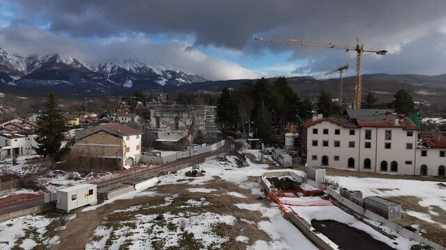 La ricostruzione di Amatrice nel 2025, dopo il terremoto del centro Italia.
Vista panoramica del centro di Amatrice con la neve durante la ricostruzione dopo il terremoto.