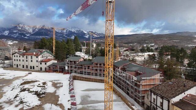 La ricostruzione di Amatrice nel 2025, dopo il terremoto del centro Italia.
Vista panoramica del centro di Amatrice con la neve durante la ricostruzione dopo il terremoto.