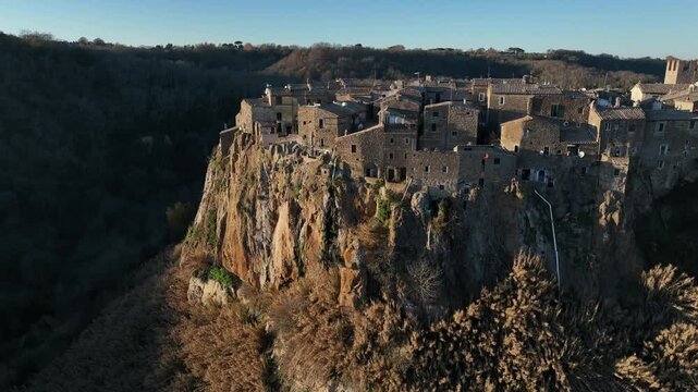 Il borgo medievale di Calcata costruito su una montagna di tufo. Lazio, Italia.
Vista aerea delle case in tufo del caratteristico borgo di Calcata nella provincia di Viterbo vicino a Roma.